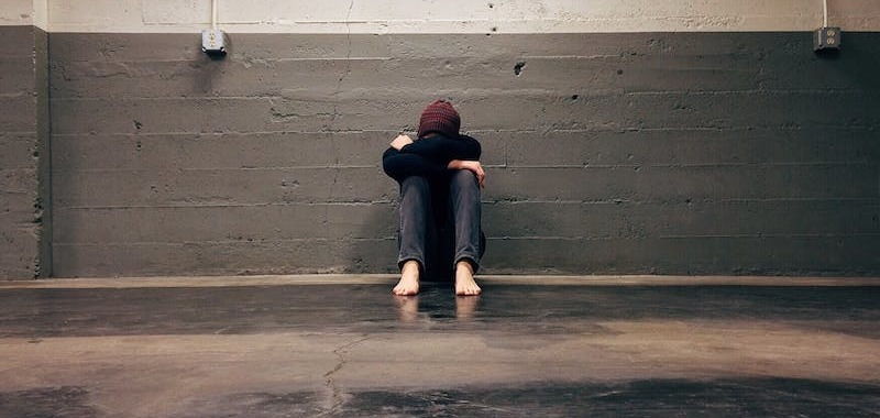 Joven deprimido y aislado