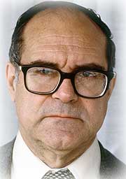 hombre mayor gafas bien vestido gris