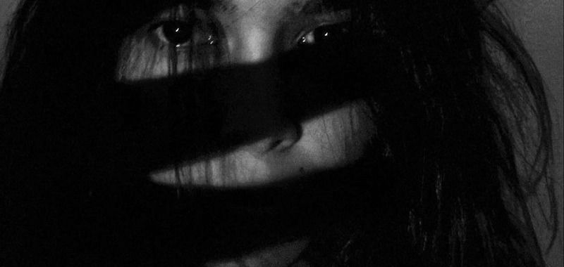 Negro ojos con miedo sobra nefga sobre cara