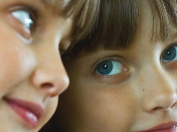 Niña-mirandose-espejo-mediana niña espejo ojos mirada